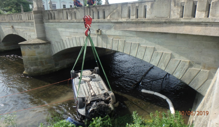 FOTO: Řidič nezvládl jízdu a zřítil se do řeky, auto skončilo na střeše pod mostem