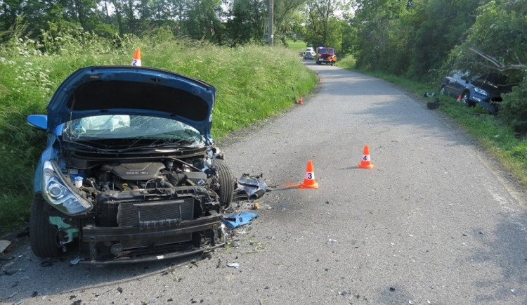 Nezvládl zatáčku a vletěl do protisměru, kde jelo auto. Na místo musel vrtulník