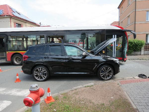 FOTO: Řidič úplně nového BMW na křižovatce v Bezručově narazil do autobusu MHD. Tři zranění