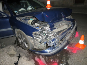 Ve dvě ráno naboural opilý řidič do zaparkovaného auta