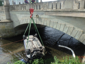 FOTO: Řidič nezvládl jízdu a zřítil se do řeky, auto skončilo na střeše pod mostem