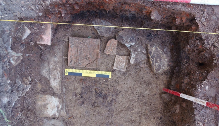 FOTO: Archeologové na budoucím parkovišti v Rychnově objevili dvorec s cenným vybavením