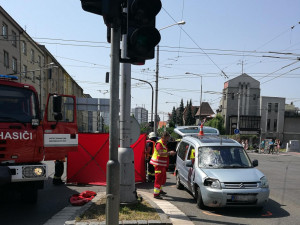 FOTO: Při nehodě v centru Hradce zemřela žena, na přechodu ji srazilo auto