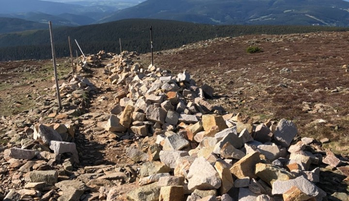 V Krkonoších je zavřeno několik frekventovaných cest.