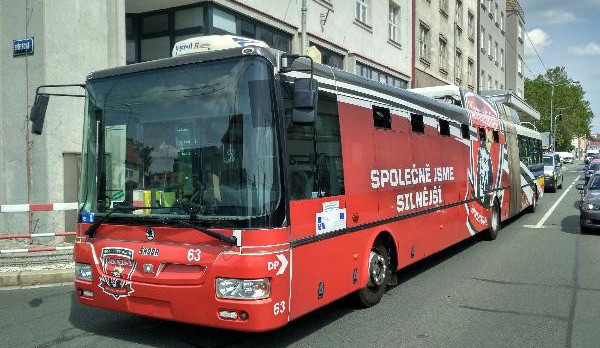 Trolejbus musel prudce brzdit.