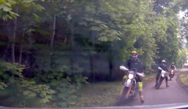 VIDEO: Policisté naháněli skupinu jezdců na terénních motorkách. Ujížděli i po chodnících