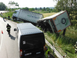 FOTO: Kamion s přívěsem zůstal viset na svodidlech. Vyprošťování trvalo čtyři hodiny