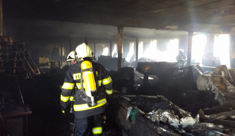 Požár kravína v Nové Vsi.