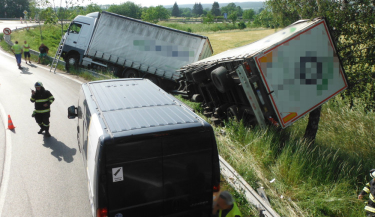 Kamion na svodidlech