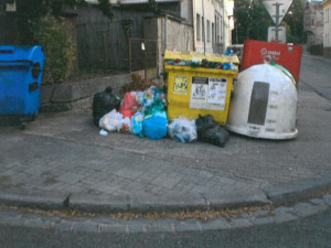 Poházený odpad okolo popelnic trápí Dvůr Králové.