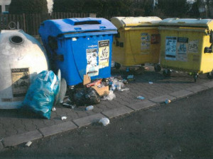 Poházený odpad okolo popelnic trápí Dvůr Králové.