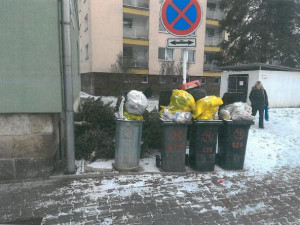 Poházený odpad okolo popelnic trápí Dvůr Králové.