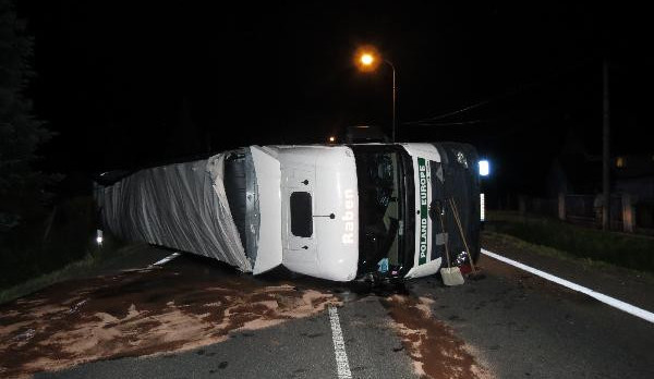 FOTO: U Všestar havaroval kamion. Silnice 35 byla uzavřená přes pět hodin
