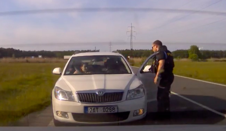 VIDEO: Žena rodila, auto zdržovala páteční špička na Hradubické. Do porodnice nakonec jeli za policejními majáky