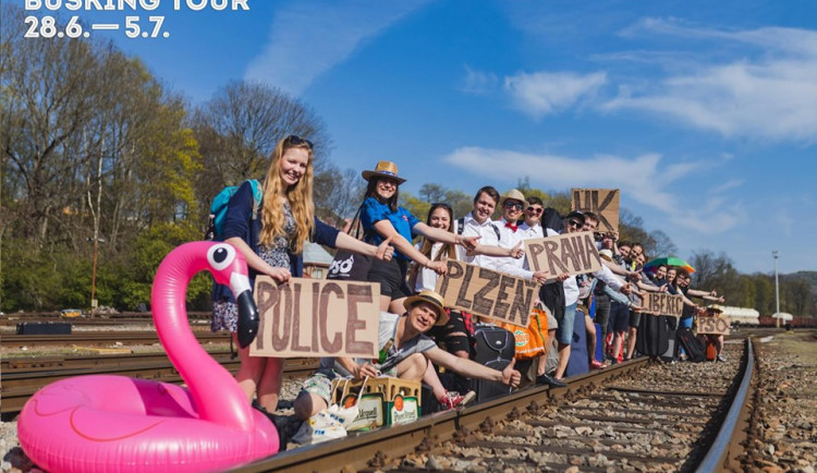 Na Malém náměstí zahraje největší pouliční kapela světa. Police Symhpony Orchestra má 65 členů