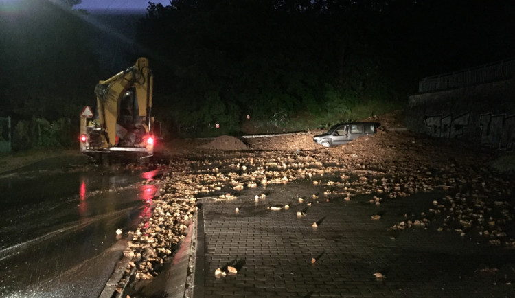 FOTO/VIDEO: Noční bouřky nejvíce řádily na Táborsku. Pod masivem půdy skončilo auto