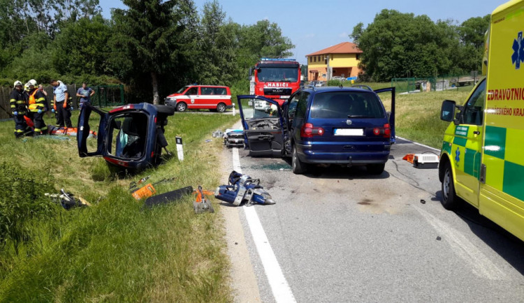 FOTO: Při vážné dopravní nehodě na Českobudějovicku se těžce zranili tři lidé. Na místě přistával vrtulník