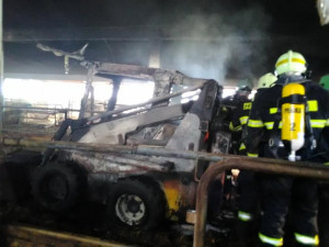 Při požáru kravína zasahovalo devět jednotek hasičů. Uvnitř byla stovka zvířat