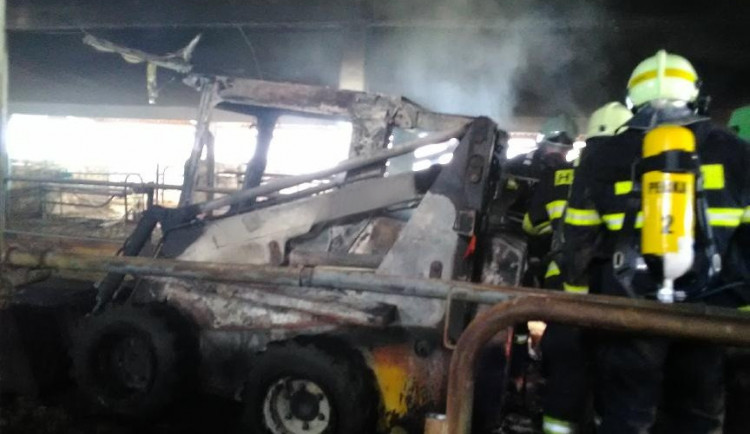 V kravíně začal hořet nakladač.