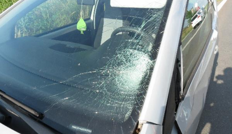 FOTO: Cyklista zřejmě nedal přednost a střetl se s osobákem, vznikla stotisícová škoda