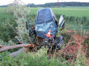FOTO: Řidič za volantem usnul a přerazil strom, utrpěl vážné poranění