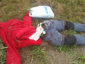 FOTO: U Labe leželo tělo vedle kola. Policisté místo mrtvoly objevili panáka