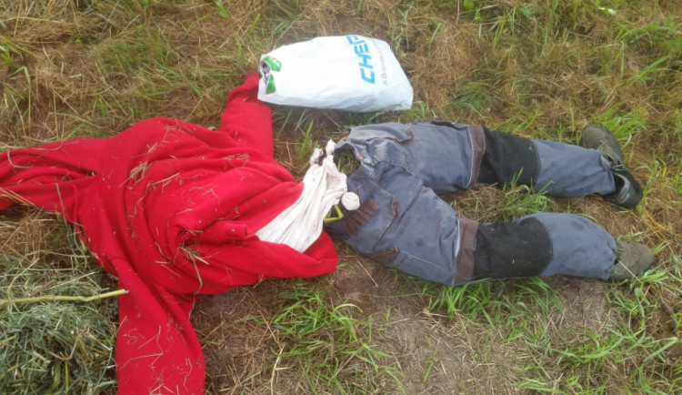 Místo těla našli policisté panáka.