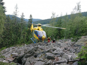 FOTO: Horolezec v Krkonoších spadl z desetimetrové výšky a vážně se zranil. Letěl pro něj vrtulník