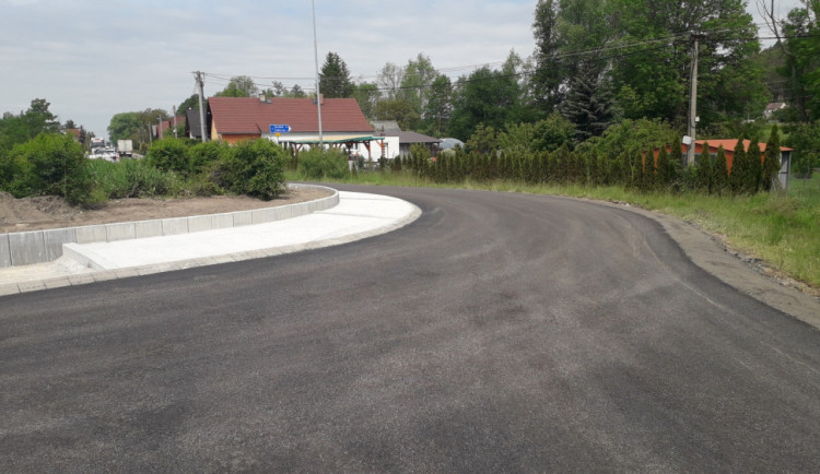 Nový kruháč v Česticích.