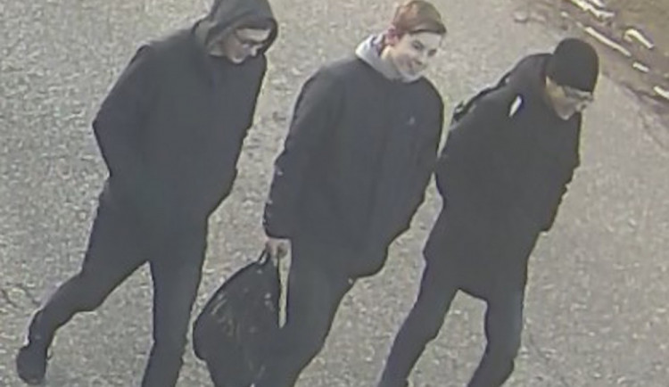 Policie hledá tyhle tři mladíky. 