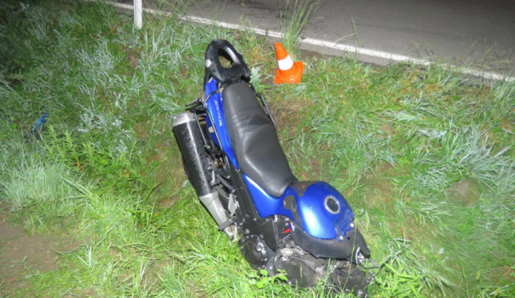 V noci zemřel na Rychnovsku motorkář. Srazil se s osobákem