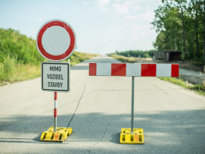 Silnice z Nového Bydžova na Hořice je uzavřená, musíte místo objet
