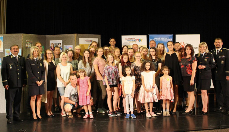 Děti po celé republice kreslily a psaly na téma: "Všichni jezdí připoutaní". Slavnostní vyhlášení celorepublikové soutěže proběhlo v pátek 21. června v Muzeu Policie České republiky.