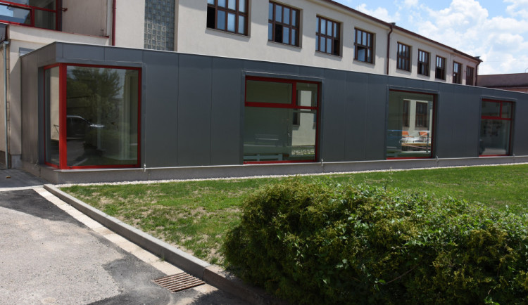 Čtyřicet let čekala průmyslovka na vybudování spojnice mezi budovami a dočkala se