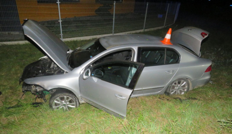 Při jízdě mu stál v cestě kruháč, tak ho se svou Škodovkou přelétl