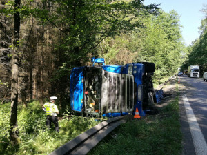 FOTO: Řidič usnul a na rovince převrátil kamion. Po nehodě nadýchal 2,3 promile