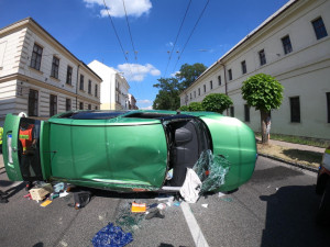 V centru Hradce skončilo auto na boku, dva lidé se zranili