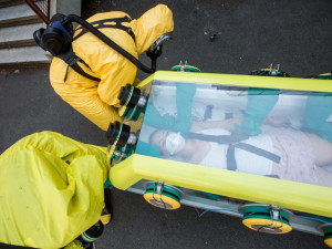 FOTO: Ve fakultce zasahoval biohazard tým. Cvičilo se, co s vysoce nakažlivým pacientem