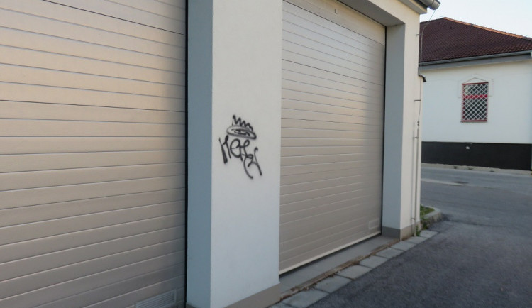 Sprejer se vyřádil na domu i garáži