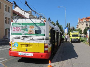 Řidič trolejbusu číslo šest musel u stavební průmyslovky prudce brzdit kvůli jinému autu. Čtyři lidé se zranili