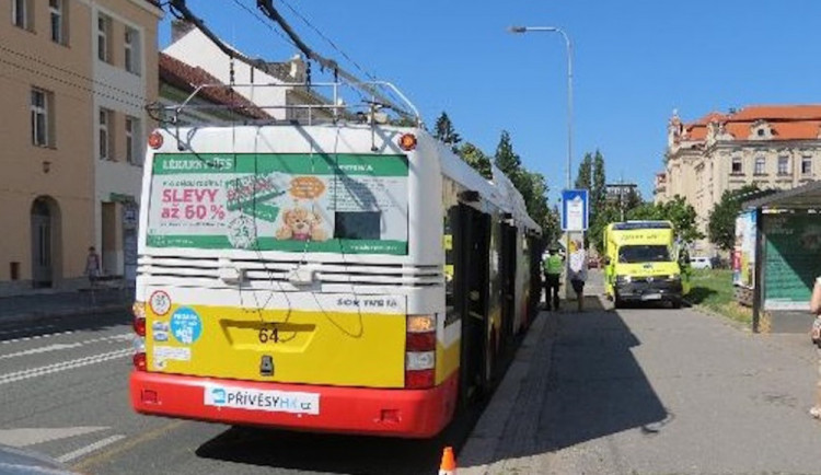 Trolejbus musel brzdit.