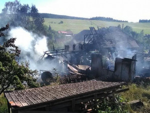 FOTO: Hasiči zasahovali u velkého požáru stodoly, záchranáři ošetřili čtyři lidi