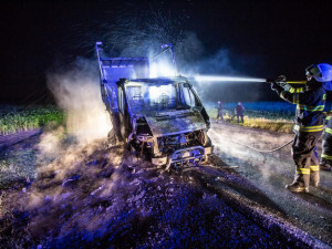 FOTO: Náklaďák začal hořet za jízdy. Řidič stačil z auta utéct