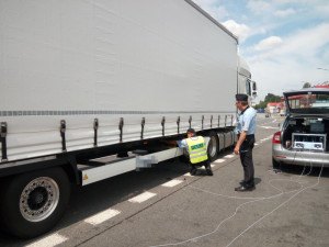 FOTO: Hradečtí policisté mají přístroj, který v autě odhalí skrytou osobu. Detekuje pohyb i srdeční tep