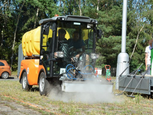 Hradec na hubení plevele přestal používat chemii. Hledá alternativní možnosti