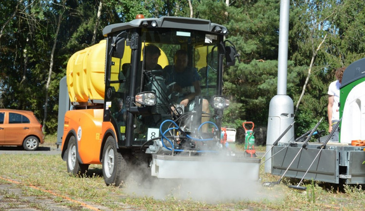 Stroj na hubení plevele.