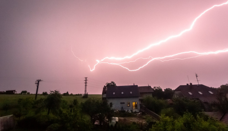 FOTO: Hasiči za sebou zatím mají sedmdesát výjezdů. Lidé stále zůstávají bez proudu