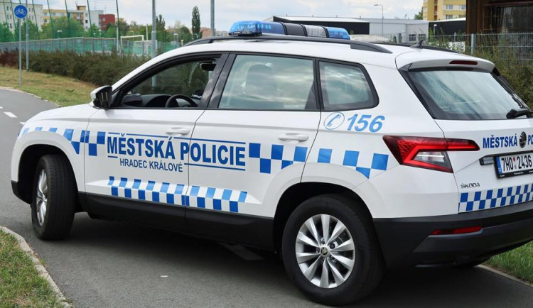 Oba rodiče pod vlivem drog, v autě vezli děti. Odhalilo je špatné parkování