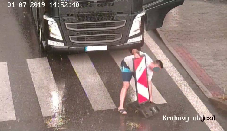 FOTO: Řidič kamionu si s uzavírkou silnice v Třeboni těžkou hlavu nedělal. Odstranil zábrany a jel