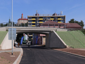 V centru Náchoda vznikl pod železniční tratí další průjezd